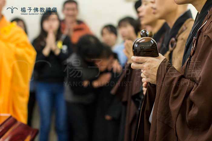 面對遺體火化時，應正面引導家屬，讓大家感受到心安和莊嚴，而非引發更多負面情緒、悲傷與恐懼。楊子的實際作法是帶領家屬虔心誦念「阿彌陀佛」佛號，以念佛的功德送親人最後一程，祝福他們離苦得樂。 攝/楊子佛教禮儀公司