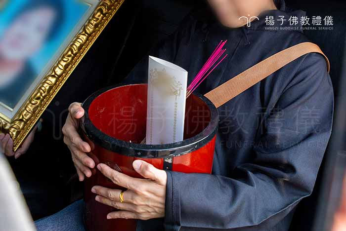 《現代國民喪禮》中，兒子女兒皆可「捧斗」，因為親情不因性別而有差異。｜楊子佛教禮儀公司