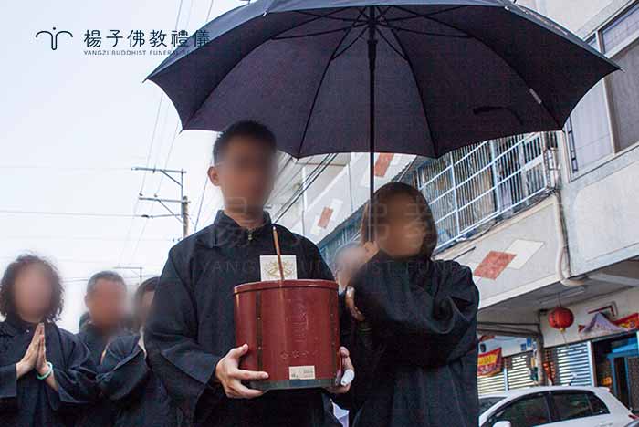 傳統出殯儀式前將亡者牌位放置於米斗中，由長子用雙手捧持，此稱「捧斗」；送殯回程則由長孫坐在「魂轎」內捧米斗（若無長孫時由姪孫代替）返主安靈。｜楊子佛教禮儀公司