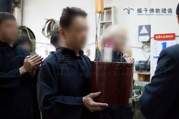 傳統葬禮過程中以男性為主導的儀式多不勝數，出殯往程由長子捧斗、回程由長孫來捧斗，象徵男性傳接繼承，延續世代香火。｜楊子佛教禮儀公司