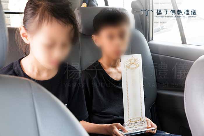 傳統喪禮以父權為主導，男性是主要祭祀傳承者，許多儀節以「兒子」和「孫子」為主體，呈現男尊女卑依性別不依長幼輩分的社會價值觀，這與當代社會「男女平等」是脫節的。｜楊子佛教禮儀公司