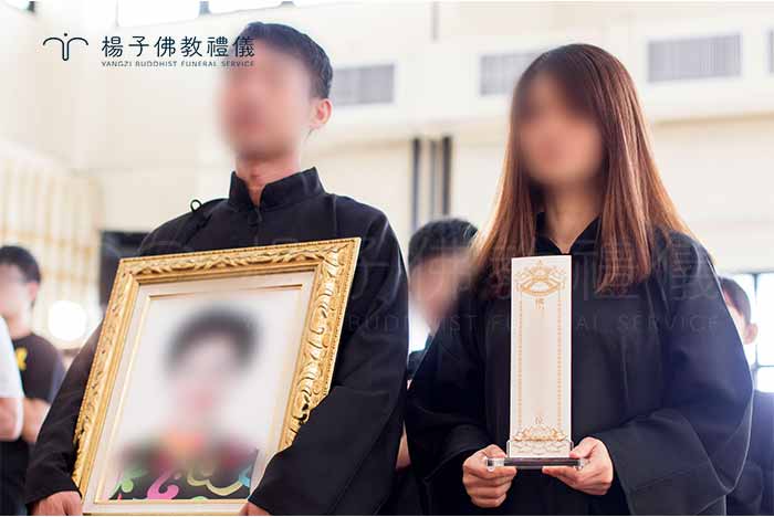 現代佛教葬禮重視冥陽兩利精神內涵，不需捧斗、落實殯葬兩性平權，有別於傳統喪葬禮俗中多為不合時宜且重男輕女的做法。 攝/楊子佛教禮儀｜楊子佛教禮儀公司