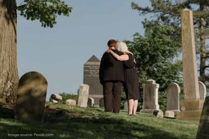 我國陸海空軍軍官、士官、士兵在服役時即參加軍人保險，有提供喪葬或殮葬補助，補助對象除了國軍志願役軍官、士官、士兵，還有軍事學校文職教師。國軍人員到各地區戶政事務所辦理家屬死亡登記，可同時通報國防部申請喪葬補助費。｜楊子佛教禮儀公司