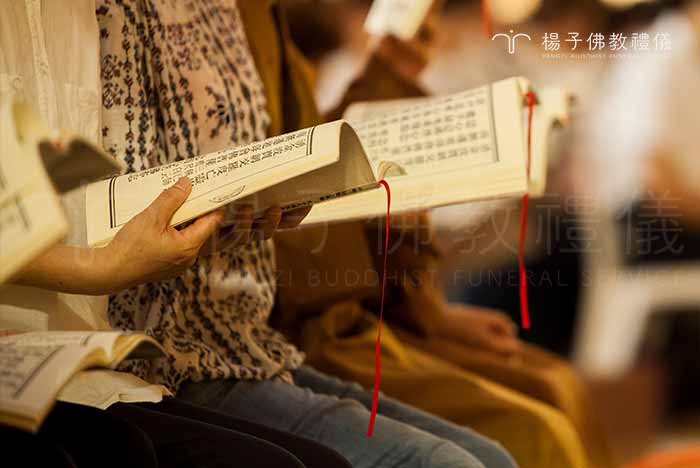 誦經佛事應視自己的能力、家人的時間而為，重點是集合全家人一起參與。以家祭形式，全家人虔誠上香、誦經、念佛、拜佛來表達孝思，莊嚴不必繁瑣。 攝/楊子佛教禮儀