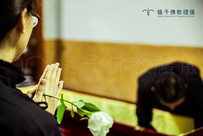 眾親友子孫會依照親屬關係，做最後一次「瞻仰遺容」，送上給往生者的物品，並說吉祥話請亡者安心。 攝/楊子佛教禮儀