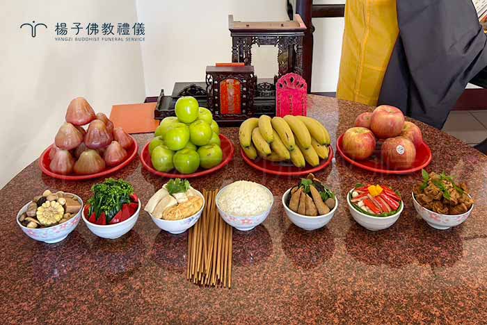 合爐時備辦香、花、果、供菜、供飯、紅龜、發粿等供品，整個過程用家祭形式進行。  攝/楊子佛教禮儀