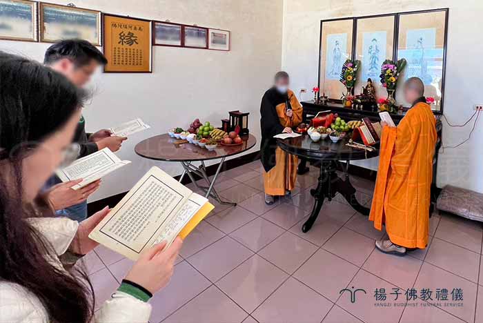 佛教的喪儀以莊重、簡單、不鋪張為主要原則，在家中可隨世俗的「合爐」做法，亦可禮請出家僧眾來帶領佛事進行，全家人一起唱「爐香讚」、誦讀《金剛經》、往生咒、變食真言，最後三皈依、迴向。依照佛法的精神，不殺生、誦經、念佛，將功德迴向亡者，蓮品增上，即完成一場圓滿的合爐喪儀。  攝/楊子佛教禮儀
