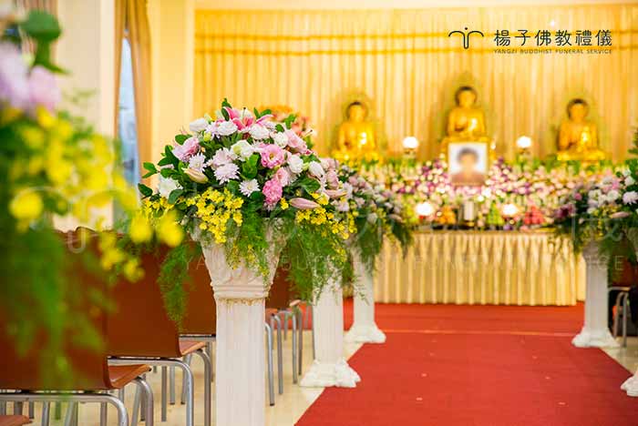告別式會場致意的花籃排滿兩邊走道,花團錦簇同時也點綴出臺灣濃厚人情味,令人感到溫馨而不冷場。 攝/楊子佛教禮儀公司 告別式會場致意的花籃仍然排滿兩邊走道,花團錦簇同時也點綴出臺灣濃厚人情味,令人感到溫馨而不冷場。|楊子佛教禮儀公司