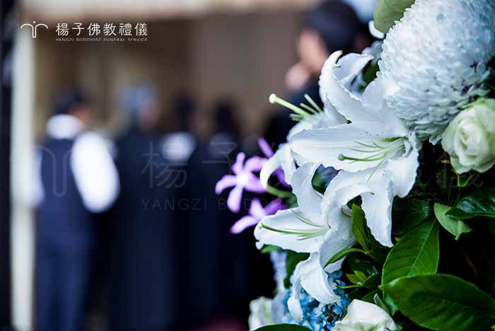 喪禮的花籃沒有顏色上的禁忌,通俗是以當季花種或依照往生者的喜好為主。 攝/楊子佛教禮儀公司 喪禮的花籃沒有顏色上的禁忌,通俗是以當季花種或依照往生者的喜好為主|楊子佛教禮儀公司