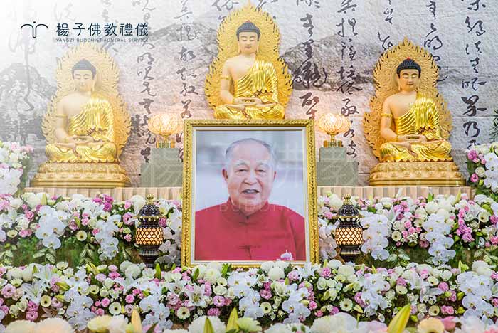 遺照可以選用生活照、自畫像，及靈堂、喪禮追思會上常見的大頭像。圖為李前副總統元簇先生國葬榮典追思會場中靈前擺放之遺照。｜楊子佛教禮儀公司