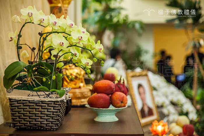 遺照是亡者的代表物，每一種處理方式都是看重其心意，只要懷抱正能量，就沒有所謂「對亡者不敬」的說法。｜楊子佛教禮儀公司