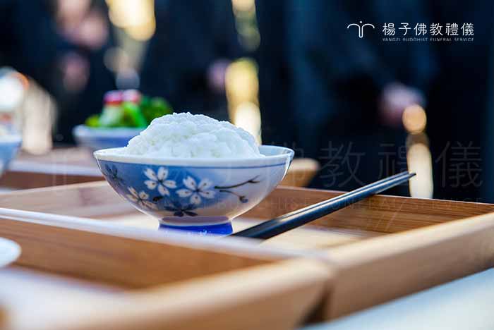辭生是入殮前的儀式，其步驟包括乞水、接板、辭生、放手尾錢、入殮、封釘、停殯。在此儀式中，親屬準備豐富、慎重的祭奠物品，如十二道菜、白飯半碗、筷子一雙。這些物品象徵著對逝者的告別，同時代表著生命的酸甜苦辣鹹，意味著離別和人世間的結束。｜楊子佛教禮儀公司