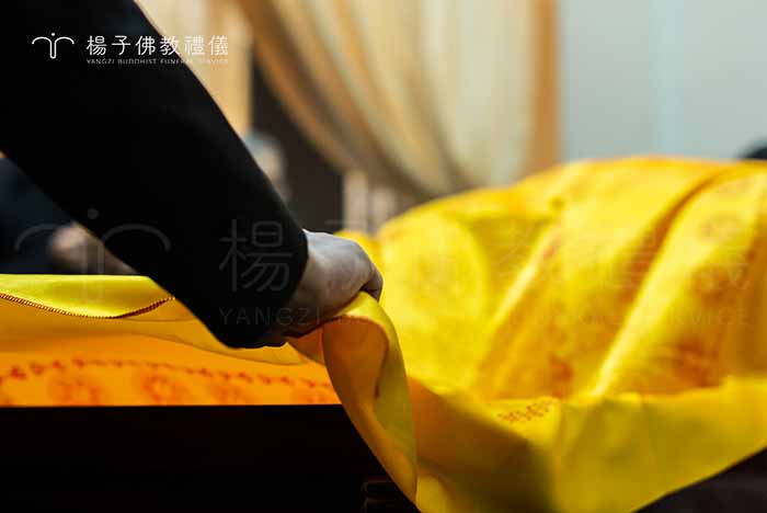 入殮儀式通常在亡者斷氣後24小時內進行。如遺體在冰櫃中保存，可能在出殯前一日或當天進行，全程約20至40分鐘。傳統禮俗儀式前會有一位好命人或代表端起十二道菜進行餵食，稱為「辭生」禮儀，之後進行「放手尾錢」儀式｜楊子佛教禮儀公司