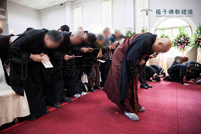 現代佛教葬禮將傳統的殯葬習俗與現代價值觀相結合，強調利他、同理和關懷生命。這特色包括尊重個人意願、不需要吉日吉時等傳統概念，以及省略一些俗套儀式，而更加注重佛教的觀點和教義，讓家屬和親友以佛法開導救濟，冥陽兩利。這樣的做法也反映了現代社會對於更加個性化、自主化的殯葬方式的需求，同時保留了對傳統價值的尊重。｜楊子佛教禮儀公司
