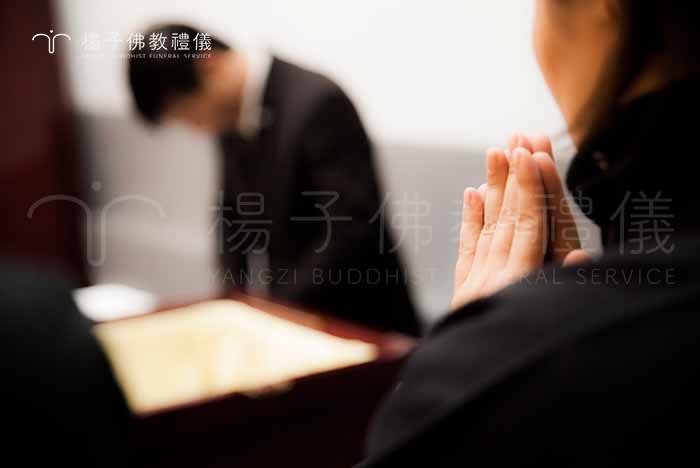 家人以虔敬心來助念能幫助亡者昇起正念，以予人安定平靜的佛號聲，取代對臨終往生者毫無助益的哭號，是冥陽兩利的圓滿作法。 攝/楊子佛教禮儀｜楊子佛教禮儀公司