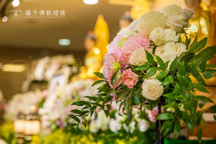 也有人選擇以致贈追思會場花卉式場布置之方式表達心意。 攝/楊子佛教禮儀公司 也有人選擇以致贈追思會場花卉式場布置之方式表達心意。|楊子佛教禮儀公司
