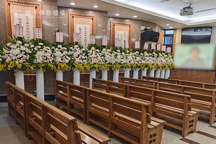 以統整一致之花卉樣式致贈花禮可以讓追思會場的布置更顯得整齊雅致。 攝/楊子佛教禮儀公司 以統整一致之花卉樣式致贈花禮可以讓追思會場的布置更顯得整齊雅致。|楊子佛教禮儀公司