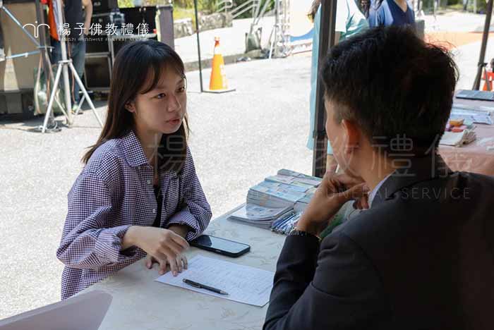 透過面試諮詢的過程，學生可以快速獲得相關產業多面向的職涯發展資訊。｜楊子佛教禮儀公司