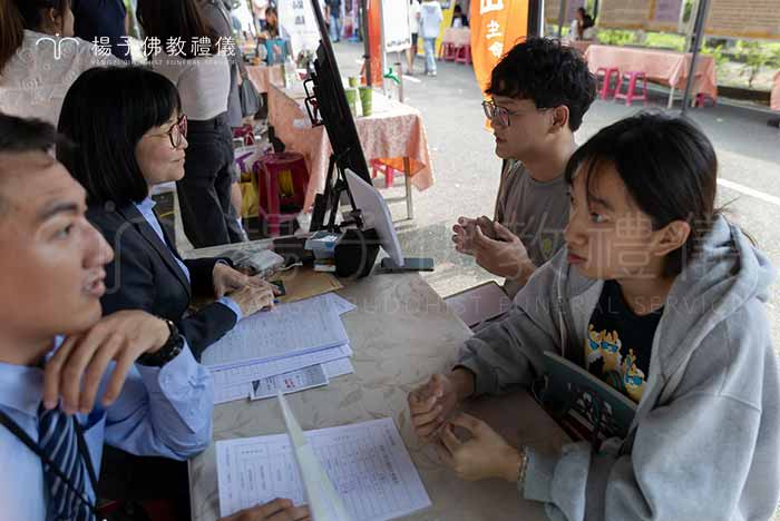 楊子佛教禮儀在南華大學設立「楊子佛教禮儀獎學金」、「碩士班獎助學金」，鼓勵有志於殯葬服務的學子，培育更多年輕世代成為良善、優秀的殯葬業人才。｜楊子佛教禮儀公司