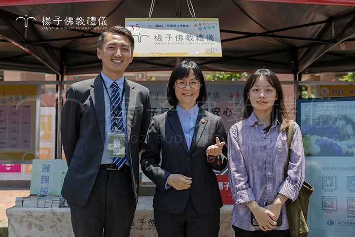林秋萍經理(中)是南華大學生死學系碩士、黃俊皓(左)是南華畢業從實習並留任至現職的優秀禮儀師、當日面試同學合影。｜楊子佛教禮儀公司