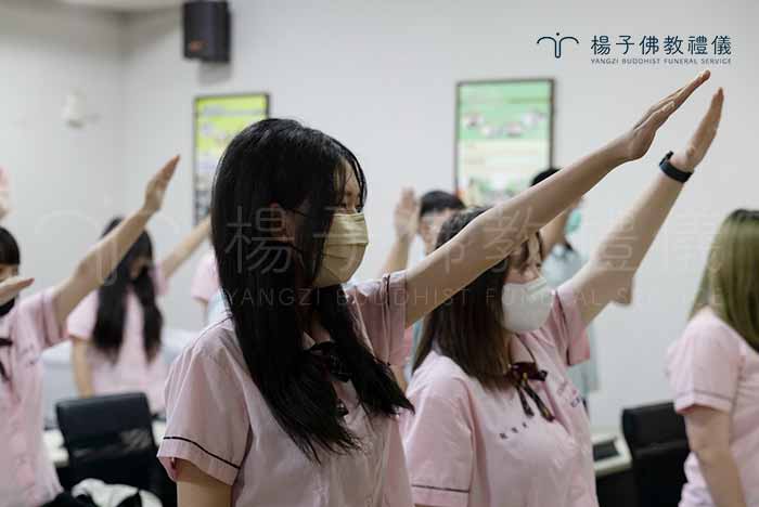 「生命關懷事業科第六屆宣示授證儀式」學生集體宣誓。｜楊子佛教禮儀公司