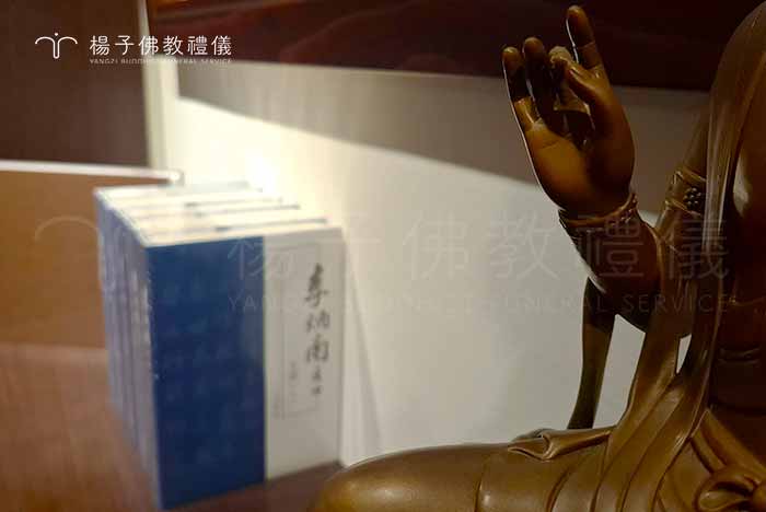 萬分感謝林其賢教授、郭惠芯老師伉儷！贈書《李炳南居士年譜》乙套，給予楊子無比肯定鼓舞。｜楊子佛教禮儀公司