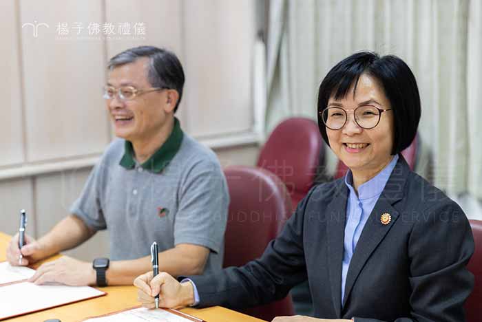2024年11月6日，楊子佛教禮儀與南華大學生死學系正式簽訂碩士班獎助學金合作。由(當時之處長)現任管理學院院長丁誌魰（左）與林秋萍經理代表簽訂。｜楊子佛教禮儀公司