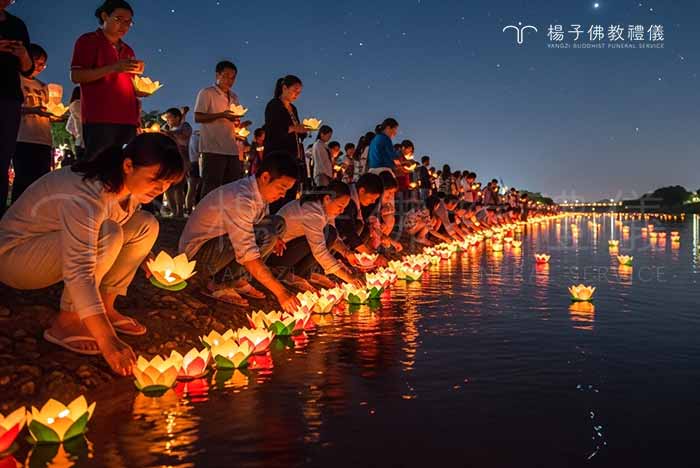 每一盞搖曳的水燈，都乘載著對先人的思念與祝福。在靜謐的河上，點點燈火為水中的孤魂照亮前路，引領他們前往安樂的淨土，離苦得樂。｜楊子佛教禮儀公司