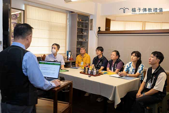 楊子落實「冥陽兩利」的佛化奠祭 。秉持「殯葬自主、性別平等、多元尊重」的理念 ，並以正派、誠信、價格公道 、不收受紅包的原則，提供公開透明的優質服務。｜楊子佛教禮儀公司