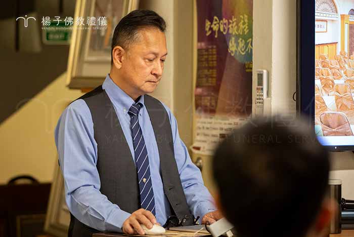 楊子牧:「每一次的政府評鑑，楊子佛教禮儀公司都以嚴格的自我評分作為出發點。我們相信「好還要更好」，透過不斷超越自我的精神，持續成長與精進，為民眾提供更優質的服務。」｜楊子佛教禮儀公司