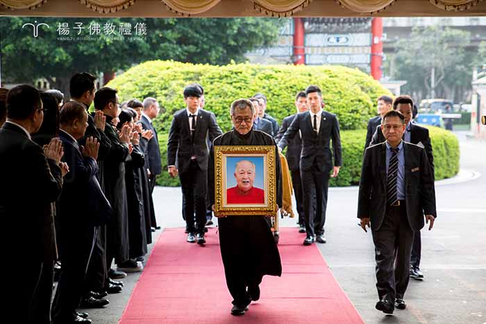 從國家元勳到平民百姓，楊子始終以同樣的敬畏之心，將國葬級的莊嚴化作一份溫暖的陪伴。圖為 2017 年承辦李元簇前副總統告別奠禮，展現台灣佛化禮儀的新高度。｜楊子佛教禮儀公司