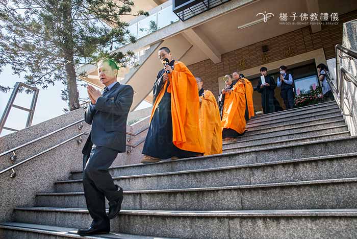 禮儀師不僅是執行者，更是悲傷的陪伴者。我們以同理心出發，透過專業的「佛教禮儀九階段」SOP，陪伴家屬在拭淚中生起力量，將哀思轉化為生命昇華的希望。｜楊子佛教禮儀公司