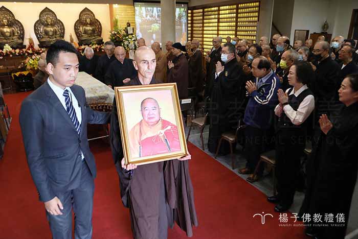追思法會圓滿後,由禪林弟子護棺移靈至三峽火化場,並由天南寺法師主法誦經完成荼毘儀式 攝/楊子佛教禮儀公司 追思法會圓滿後,由禪林弟子護棺移靈至三峽火化場,並由天南寺法師主法誦經完成荼毘儀式 |楊子佛教禮儀公司