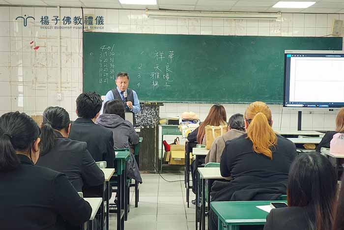 楊子牧與仁德生關科實習生交流，傳承生命服務經驗。｜楊子佛教禮儀公司
