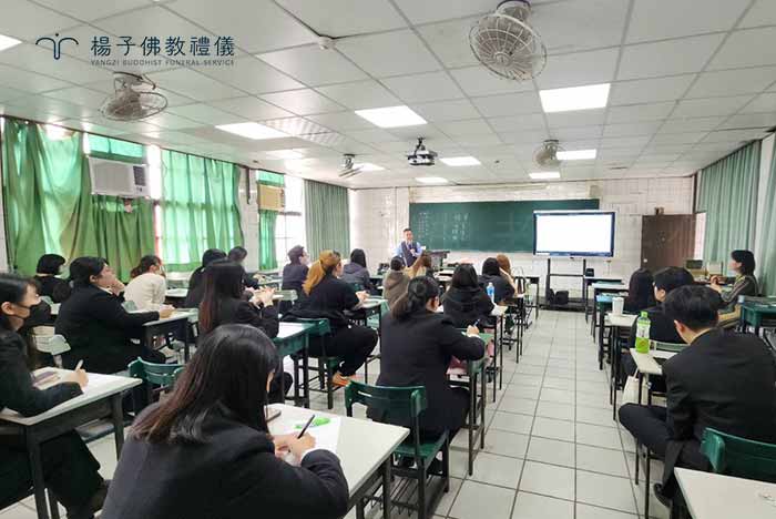 楊子牧與仁德生關科實習生交流，傳承生命服務經驗。｜楊子佛教禮儀公司