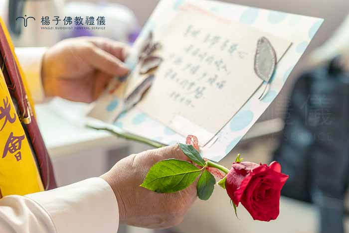 楊子禮儀團隊與佛光志工以平等與悲憫心瞻病，透過實質的關懷與支持，實踐佛陀所說「看病是第一福田」的慈悲修行 。｜楊子佛教禮儀公司