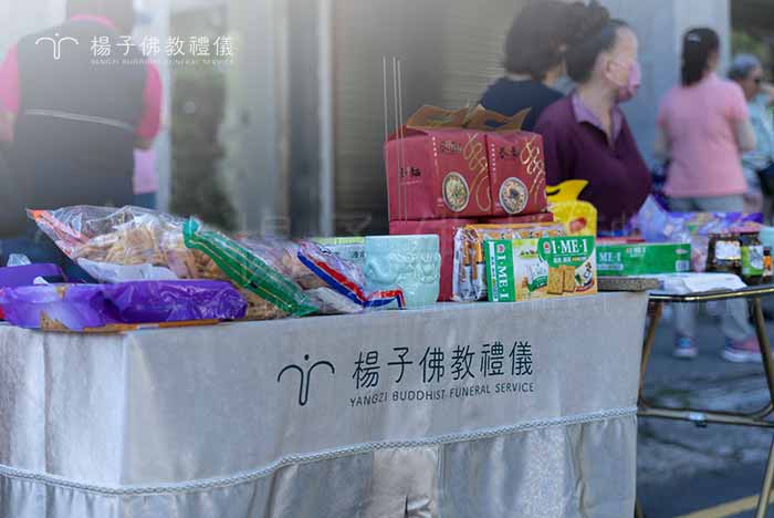 楊子佛教禮儀同仁敬設香案，合掌迎接莊嚴殊勝的佛車以及托缽祈福的行腳僧團。｜楊子佛教禮儀公司
