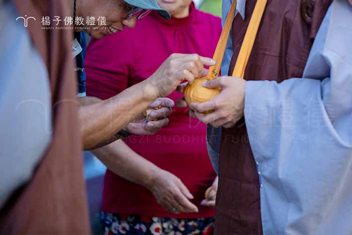 法師與路邊信眾交會的一瞬間，簡單的點頭與合掌，便是一個善緣的起點 。 ｜楊子佛教禮儀台