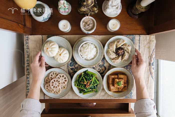 準備素食飯菜供品祭拜 。家屬抱持智慧明辨與禮敬的心,供養諸佛利己利他祈請為先人結善緣 。攝/楊子佛教禮儀公司 準備素食飯菜供品祭拜 。家屬抱持智慧明辨與禮敬的心,供養諸佛利己利他祈請為先人結善緣 。|楊子佛教禮儀公司