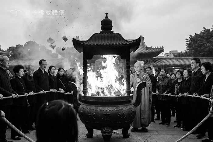 從庫錢後的作七、家奠、公奠、出殯，到對年合爐的喪儀中，會焚燒數量不等的冥錢，稱之為「燒銀紙」。｜楊子佛教禮儀公司