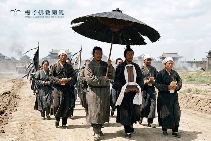 ▲為牌位撐黑傘的習俗源於明末清初漢人「不看清朝天、不踏清朝地」的歷史誓言，並非避免天地神靈降罰之舉。｜楊子佛教禮儀公司