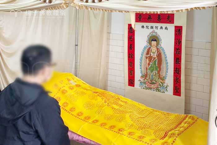 臨終助念,可請法師與親友在床旁齊誦佛號,引導臨終者收攝心神、專注聽聞佛音,靠著念佛的力量安詳往生淨土。 攝/楊子佛教禮儀公司 臨終助念,可請法師與親友在床旁齊誦佛號,引導臨終者收攝心神、專注聽聞佛音,靠著念佛的力量安詳往生淨土。|臨終關懷與陀羅尼被覆蓋儀式 楊子佛教禮儀公司
