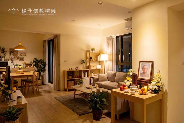 喪事期間靈堂與主要通道保持明亮，能安定心神並維護夜間動線安全。｜楊子佛教禮儀公司